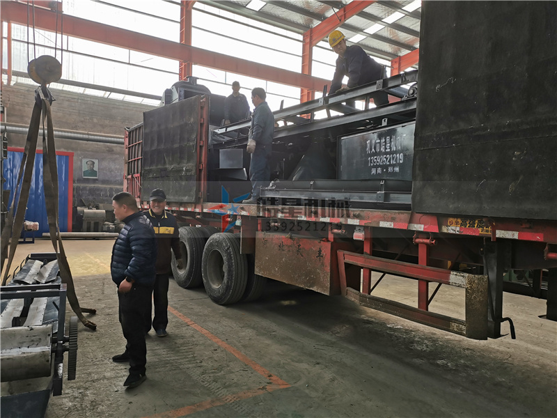 <a href='http://snowstop.com.cn/psxl/1279.html' target='_blank'><span>廢鋁破碎機</span></a>成套設備吊裝現(xiàn)場