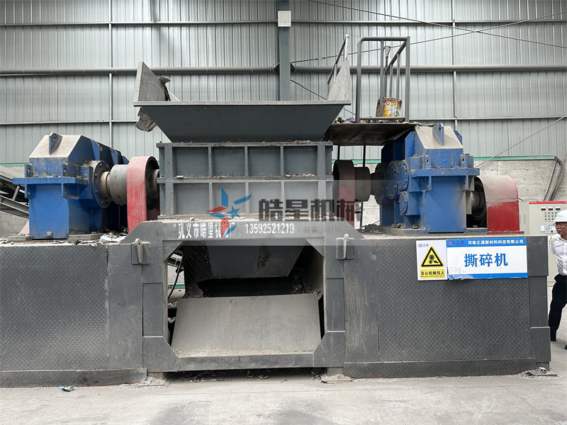 <a href='http://snowstop.com.cn/ssxl/10.html' target='_blank'><span>金屬撕碎機(jī)</span></a>作業(yè)現(xiàn)場(chǎng)